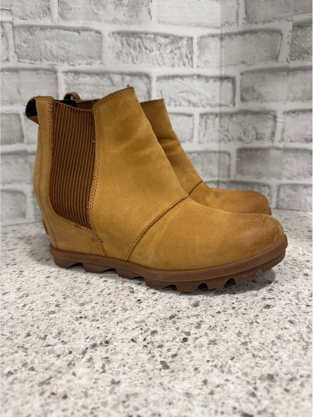 Sorel Women's Tan Suede Chelsea Wedge Boots Size 9.5